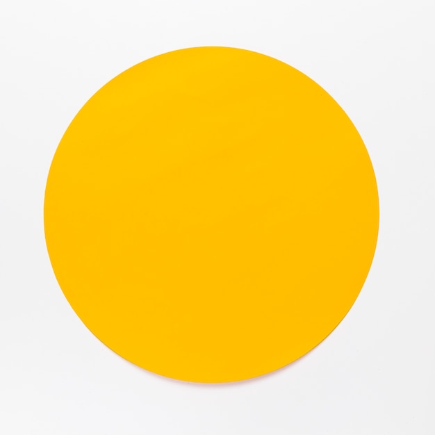 Vista superior círculo amarillo sobre fondo blanco