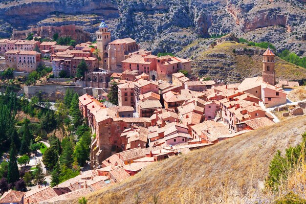 Vista superior de la ciudad de las montañas españolas