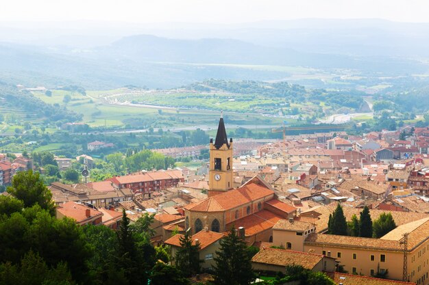 Vista superior de la ciudad en los Pirineos. Berga