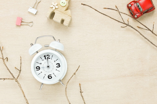 Foto gratuita vista superior coche casa cuerda reloj blanco y árbol sobre fondo de madera.