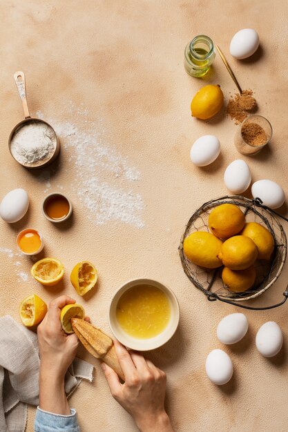 Vista superior cocinero exprimiendo limones
