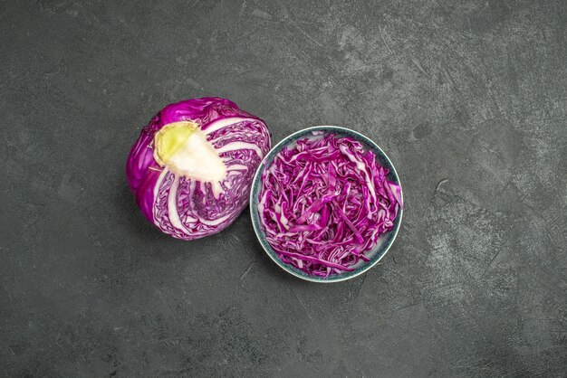 Foto gratuita vista superior de la col roja en rodajas sobre fondo gris dieta salud ensalada madura