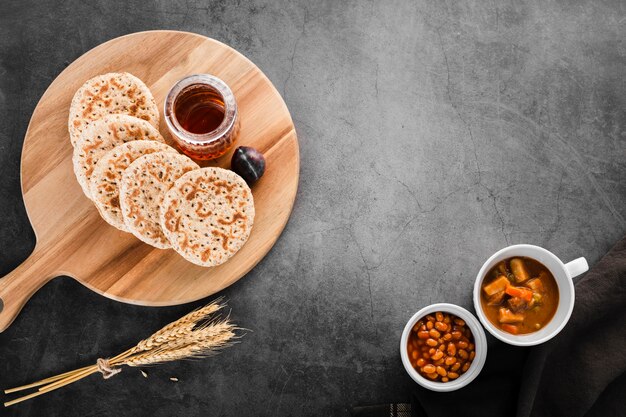 Vista superior colección de galletas de desayuno junto al trigo y frijoles