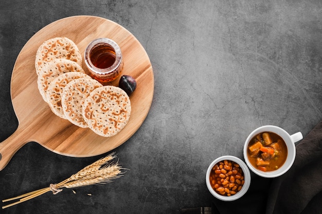 Vista superior colección de galletas de desayuno junto al trigo y frijoles