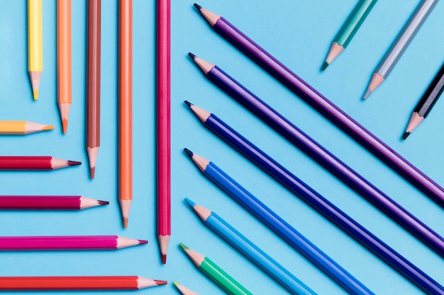 Vista superior colección de lápices de colores.