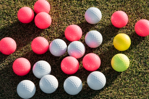 Vista superior colección de pelotas de golf