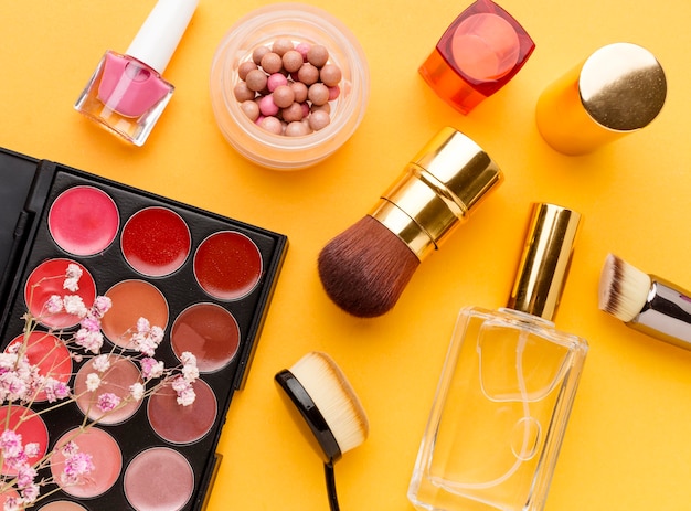 Foto gratuita vista superior de la colección de productos de maquillaje sobre la mesa