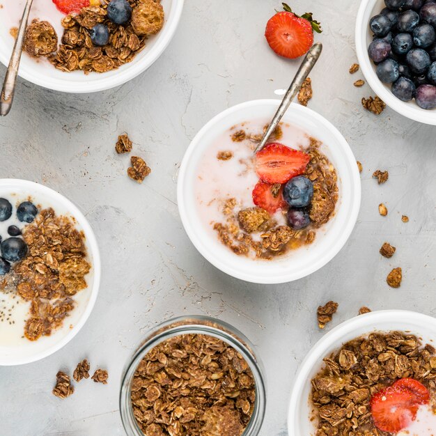 Vista superior colección de tazones de desayuno con frutas