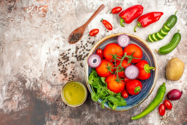 Vista superior de la colección de verduras frescas naturales y pimienta para cocinar la cena