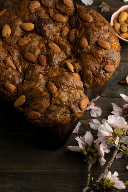 Vista superior colomba con almendras y flores.