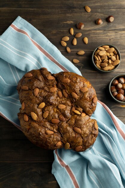 Vista superior colomba con chocolate y almendras.