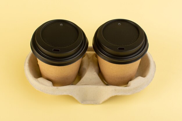 Una vista superior de color de par de café de entrega de tazas de café de plástico