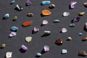 Foto gratuita vista superior colorida colección de piedras pequeñas