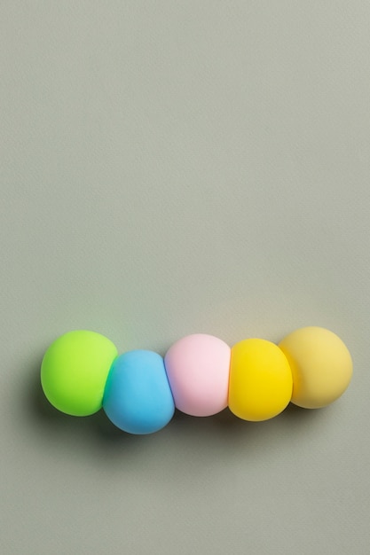 Vista superior coloridas bolas de plastilina