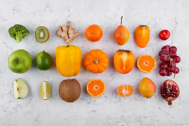 Foto gratuita vista superior de coloridas frutas y verduras.