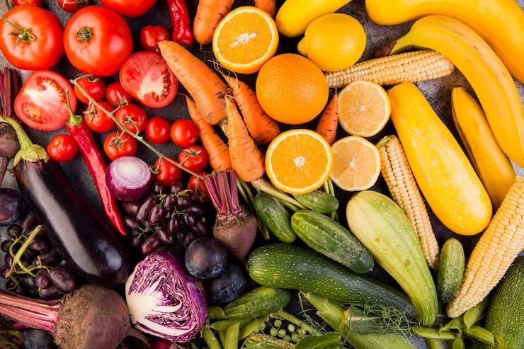 Foto gratuito vista superior del colorido arreglo de las verduras