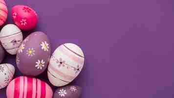 Foto gratuita vista superior de coloridos huevos de pascua con espacio de copia