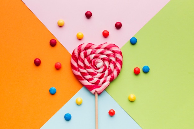 Vista superior coloridos lollipop y dulces
