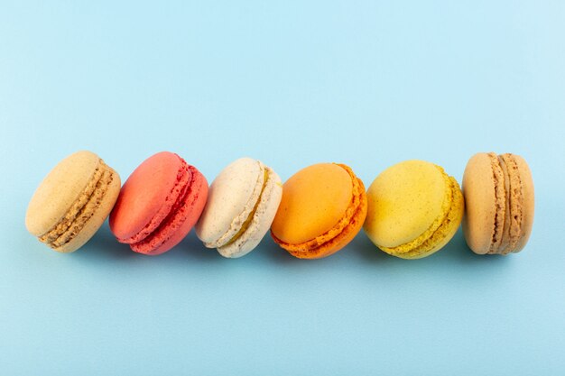 Una vista superior de coloridos macarons franceses horneados