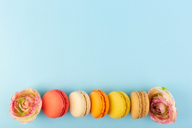 Una vista superior de coloridos macarons franceses.