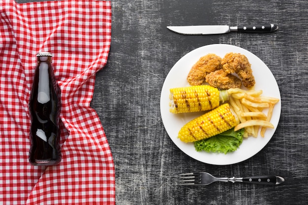 Foto gratuita vista superior de comida americana con refresco