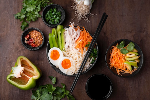 Vista superior de la comida asiática tradicional con verduras y huevos