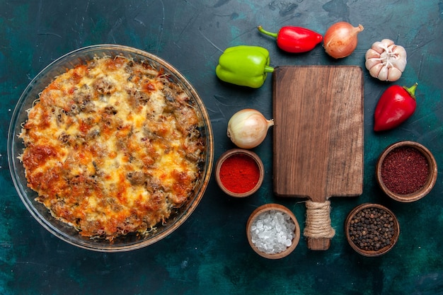 Vista superior de la comida de carne con queso con verduras frescas y condimentos en el escritorio azul oscuro, comida, comida, carne, plato, verduras, cena