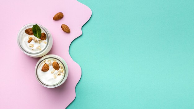 Vista superior comida de desayuno saludable con arreglo de yogur