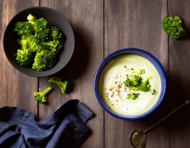 Vista superior de comida de invierno de sopa de brócoli