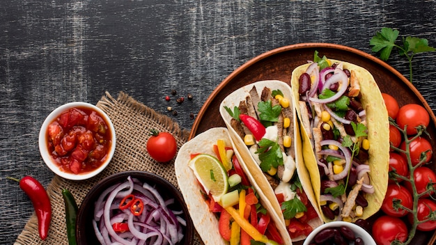 Vista superior comida mexicana con carne y verduras