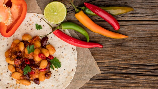 Vista superior comida mexicana fresca con chile
