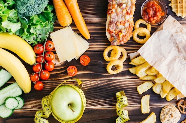 Foto gratuita vista superior comida sana vs comida poco saludable