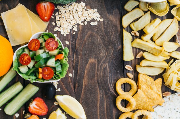 Vista superior comida sana vs comida poco saludable