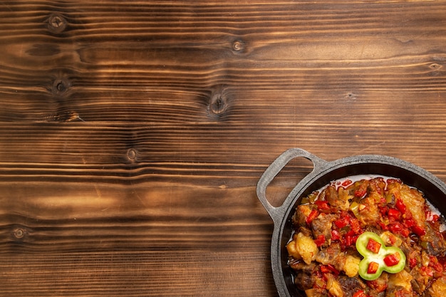 Foto gratuita vista superior de comida vegetal cocida dentro de la sartén en el escritorio de madera