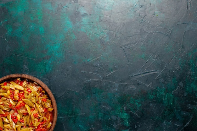 Foto gratuita vista superior de la comida vegetal en rodajas cocinada con diferentes ingredientes sobre el fondo azul oscuro