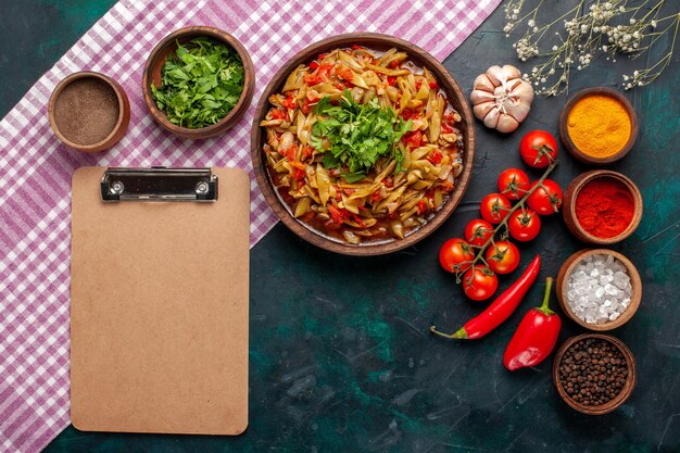 Vista superior comida vegetal en rodajas deliciosa comida de frijoles con aceite de oliva y condimentos sobre fondo azul.