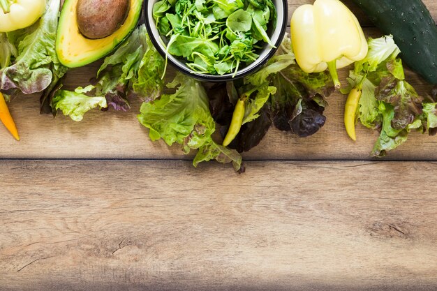 Vista superior comida vegetariana en mesa de madera con espacio de copia