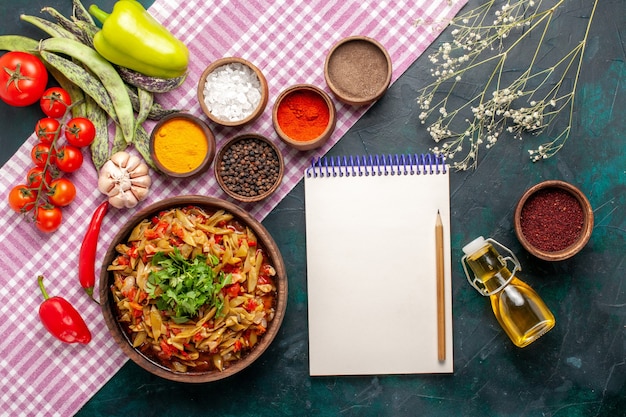 Vista superior comida de verduras en rodajas deliciosa comida de frijoles con diferentes condimentos sobre el fondo azul