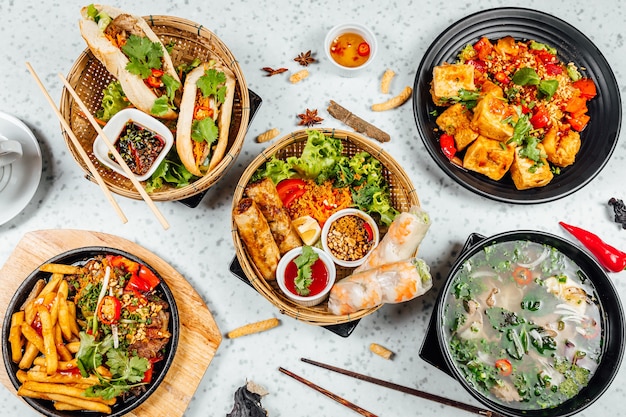 Vista superior de la comida vietnamita fresca y deliciosa en una mesa