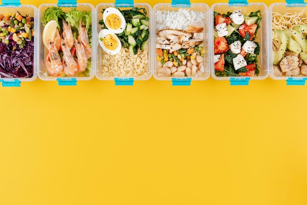 Foto gratuita vista superior de comidas en guisos con huevos y camarones