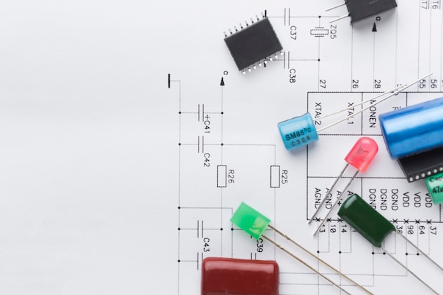 Foto gratuita vista superior de componentes electrónicos