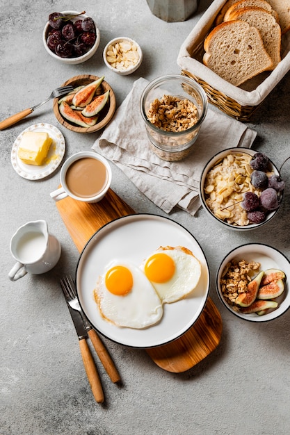 Vista superior composición de comida de desayuno nutritivo