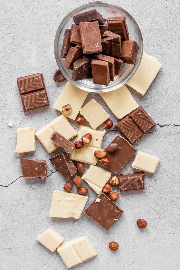 Foto gratuito vista superior composición de deliciosos productos de chocolate