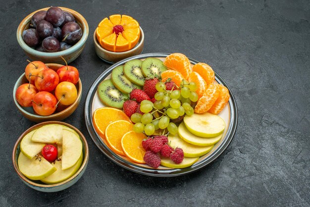 Vista superior de la composición de diferentes frutas frescas y maduras en el fondo oscuro frutas frescas suaves salud madura