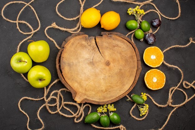 Vista superior de la composición de diferentes frutas frutas maduras y suaves sobre fondo oscuro frutas de dieta suaves maduras frescas