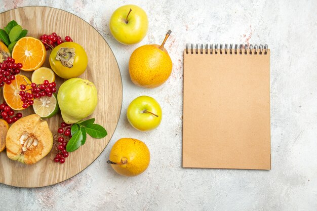 Vista superior de la composición de frutas diferentes frutas en la mesa blanca fruta de baya madura fresca