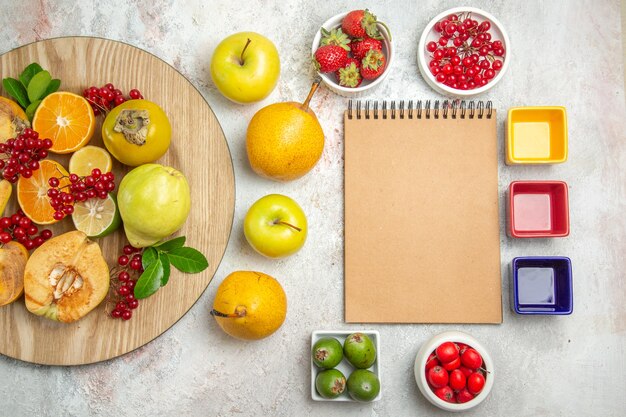 Vista superior de la composición de frutas diferentes frutas en la mesa blanca fruta de baya madura fresca