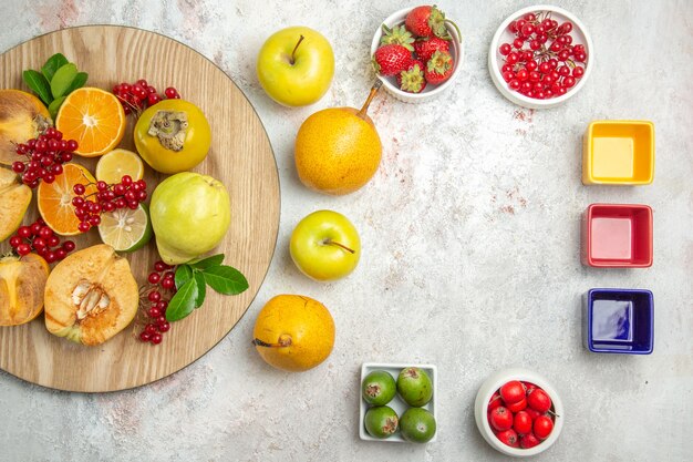 Vista superior de la composición de frutas diferentes frutas en mesa blanca