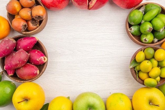 Vista superior de la composición de frutas frescas diferentes frutas sobre fondo blanco.