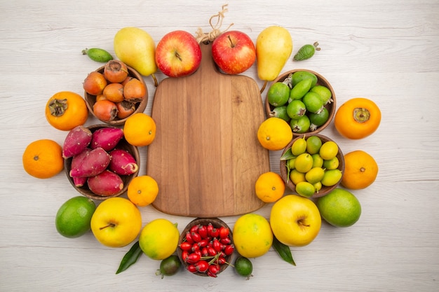 Vista superior de la composición de frutas frescas diferentes frutas sobre fondo blanco.